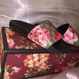 Authentic Women’s Gucci ebony multicolor gg supreme bloom sandals